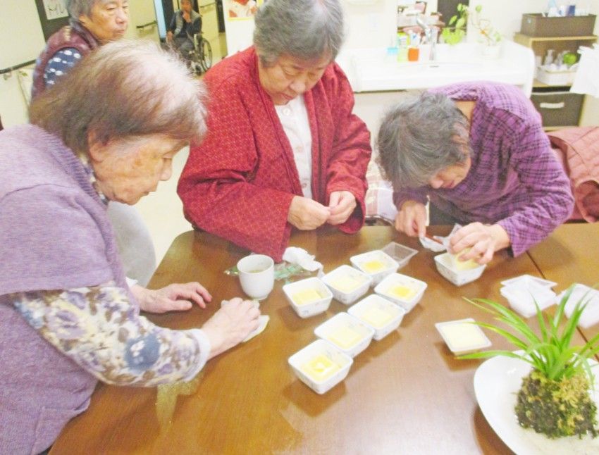 食事の支度をするご入居者さま