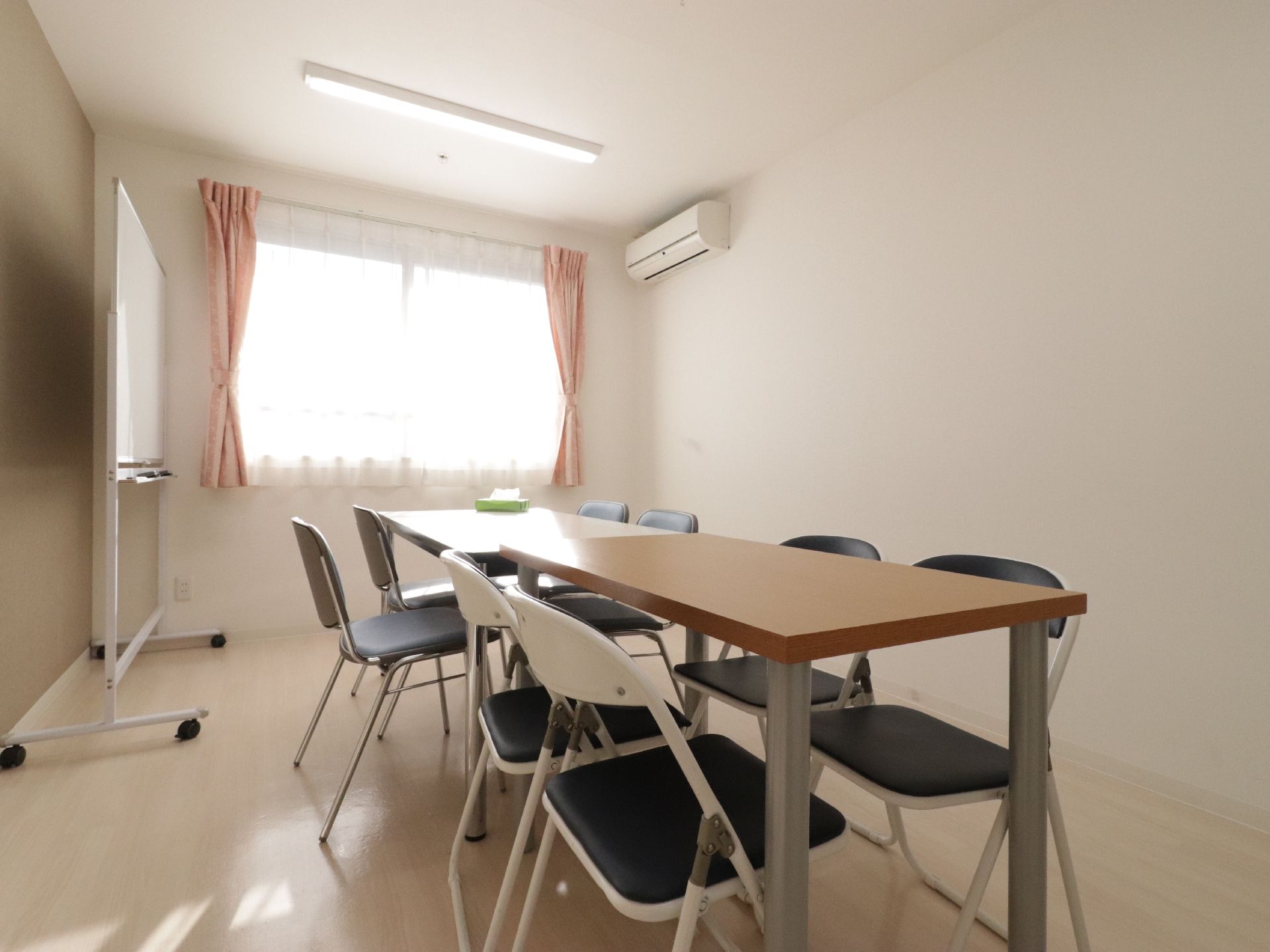 程よい大きさの部屋の中央にテーブルが置かれ、囲むように椅子が並べられている。窓から柔らかい日差しが差し込んでいる。
