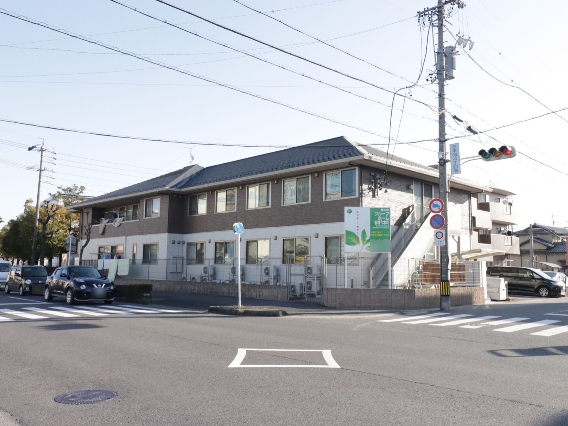 ツートーンカラーの2階建ての建物である。交差点に建っているため、日当たりが良く、開放感がある。また、街の音を聞くことが出来る。
