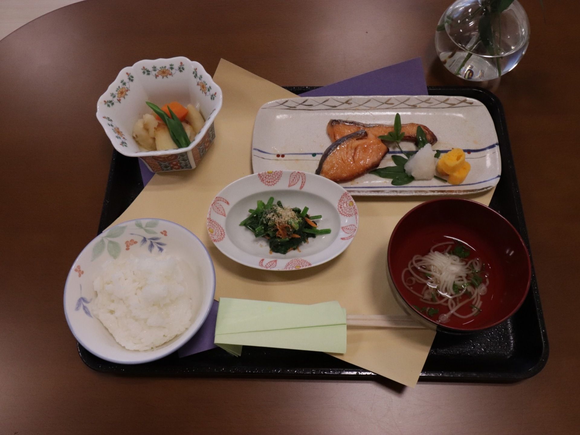 お盆に乗せられた一食分の食事である。見た目にも鮮やかで栄養管理も行われている。食事は施設の厨房で作られている。