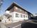 縦長の構造になっているため、建物の全体に光が入りやすい。ゴミ置き場の前に、飲料水の自動販売機を設置している。
