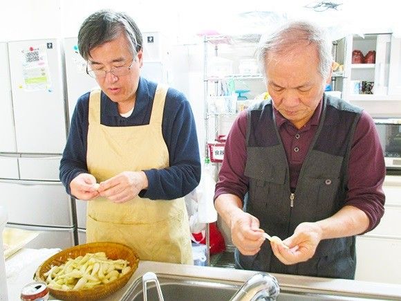 洗い場で手際よく作業を進める男性2人