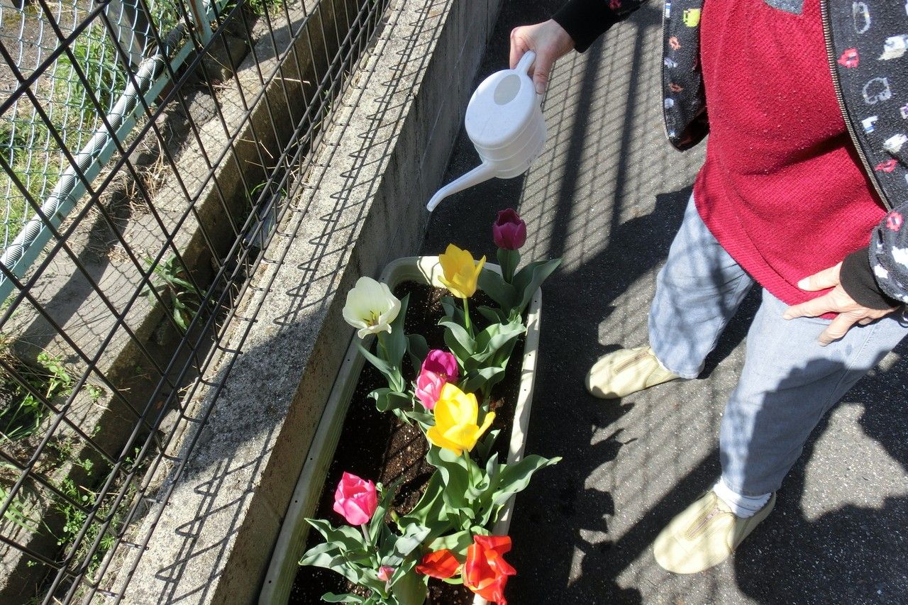 ネイルケアをしてもらい、爪をカメラに向けている女性入居者様