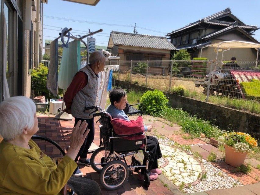 椅子に座ってアイスクリームを食べている女性入居者様