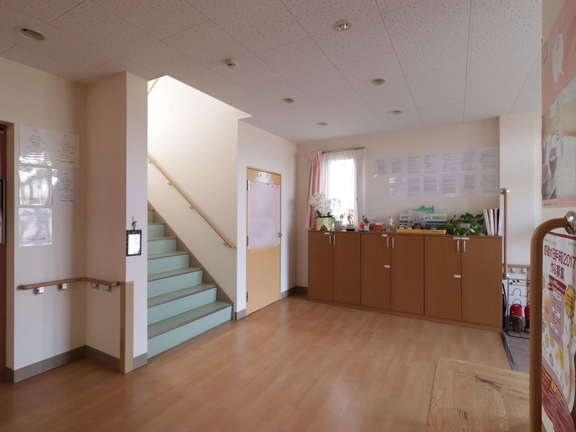 エントランスを入ると広いロビーがあり、目の前に手すりの付いた階段と、隣にはエレベーターが完備されている。