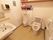 トイレの個室内に、洋式トイレと男性用トイレ、手洗い場がある。便器の両側にはそれぞれ手すりが設置されている。