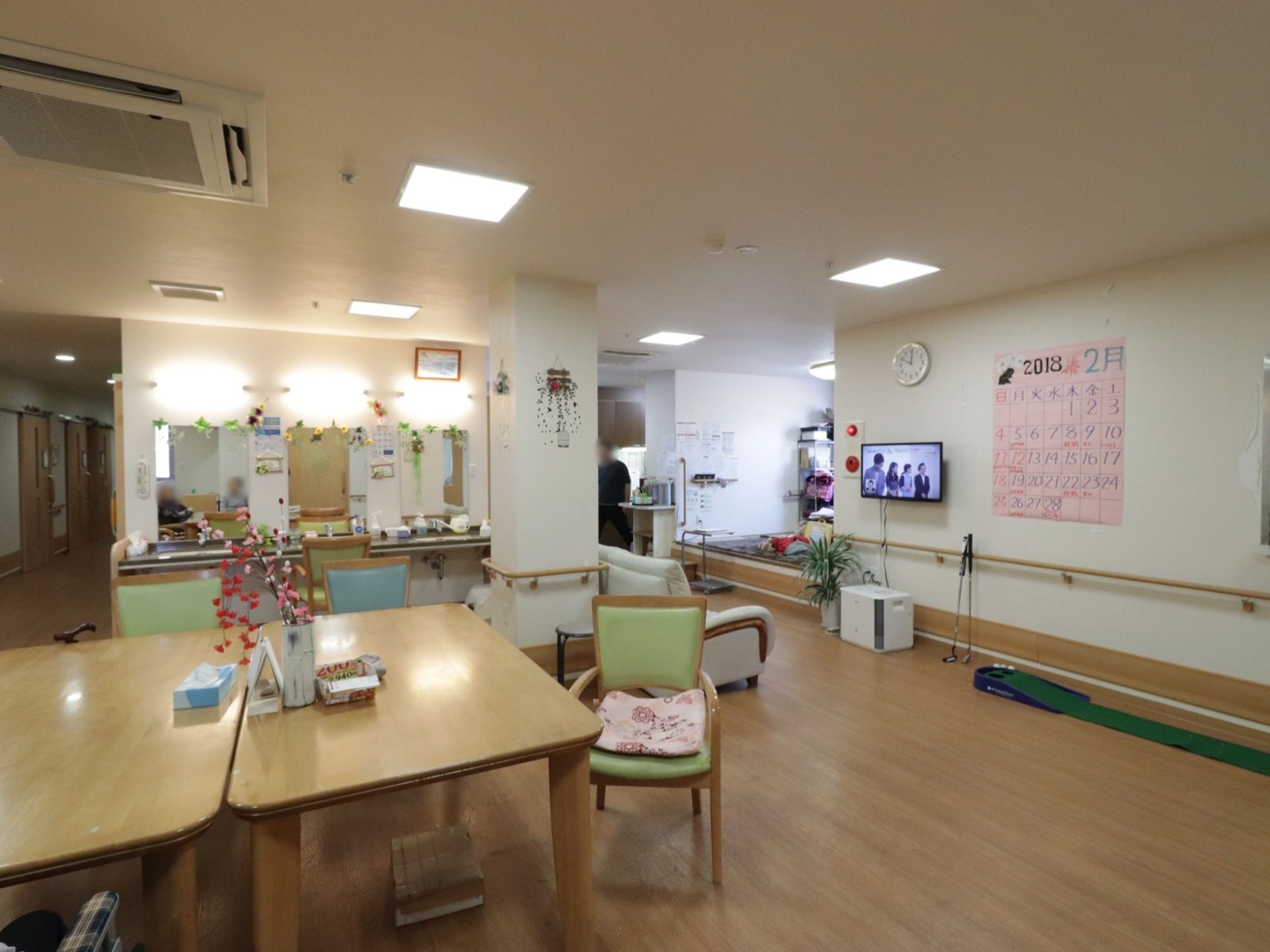 広々とした共有スペースには大型液晶テレビやパターゴルフセットがある。畳のスペースや洗面台が3ヶ所完備されている。