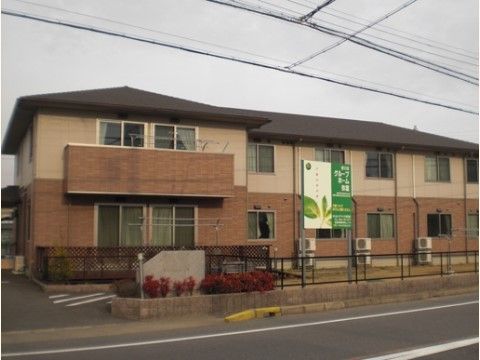２階建てのアパート風の建物である。１階は赤いレンガ調の外壁で、２階はクリーム色の石材風である。通りに面しており、駐車場がある。