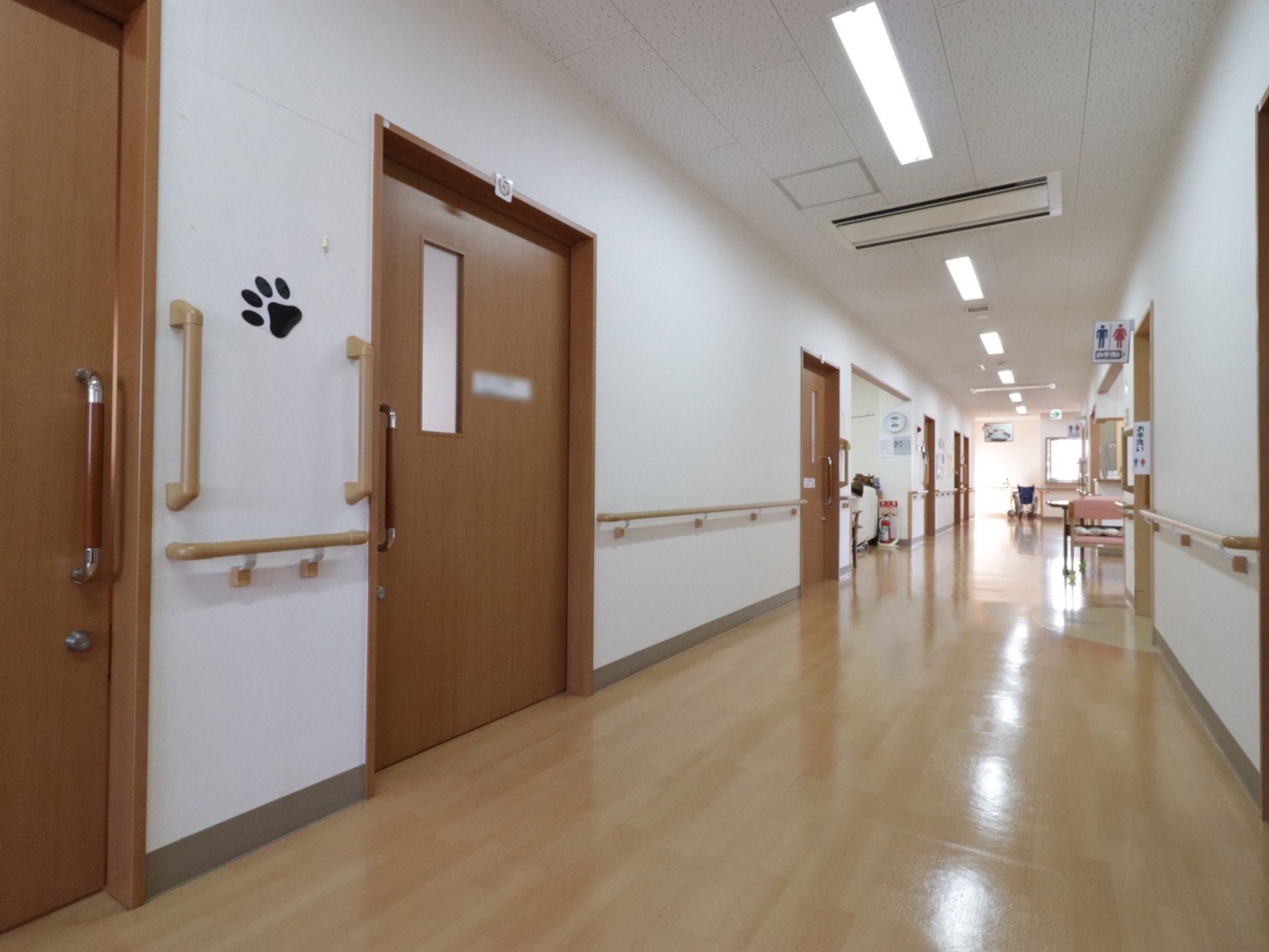 清潔感のある広い廊下である。手すりや消火器が完備され安心である。エアコンも完備されているので、居室との温度差がなく快適。