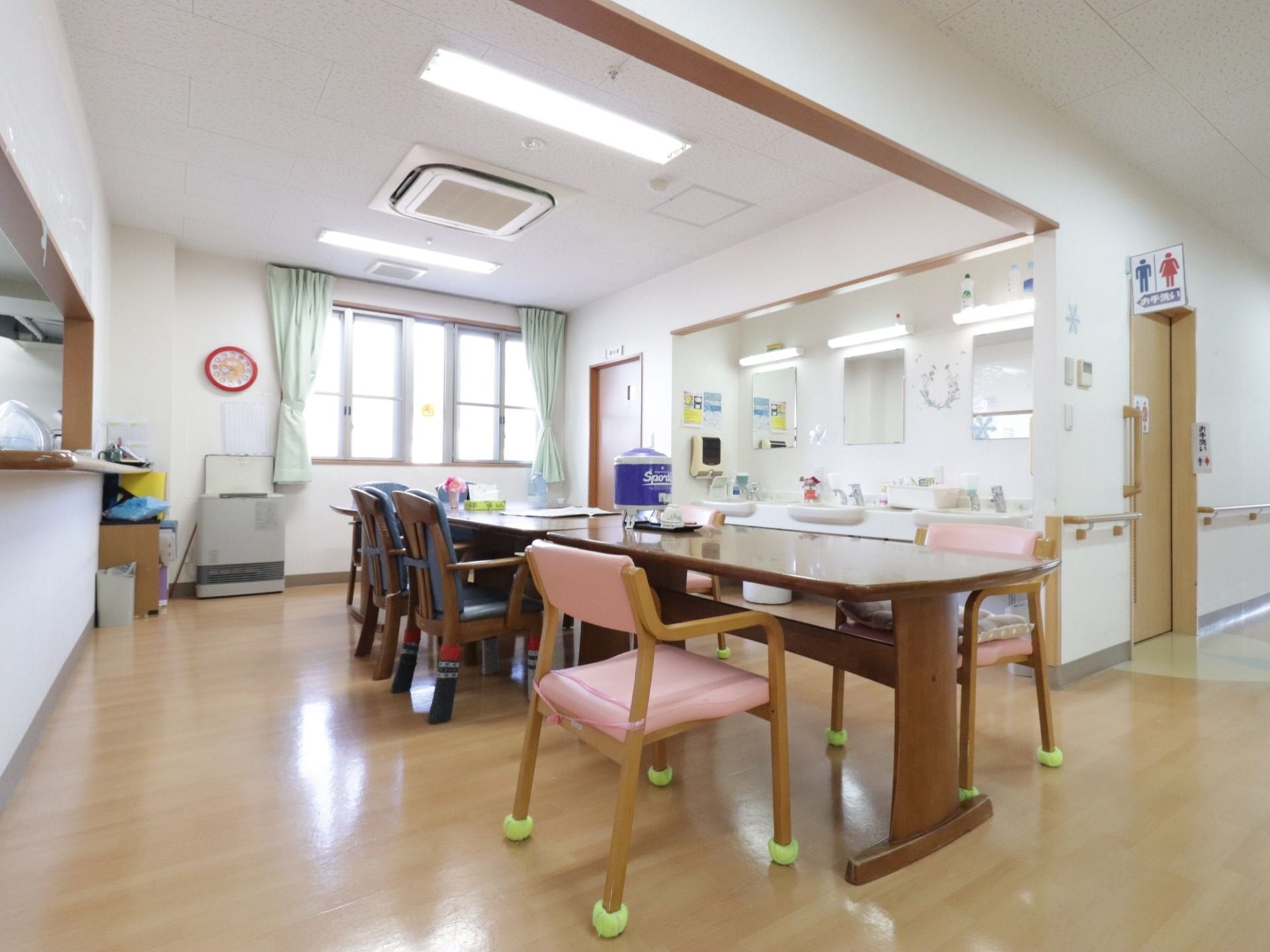 広々とした清潔感のある食堂である。椅子にはすべり止めが付いていて安全である。洗面スペースとトイレが近くにあるので便利である。