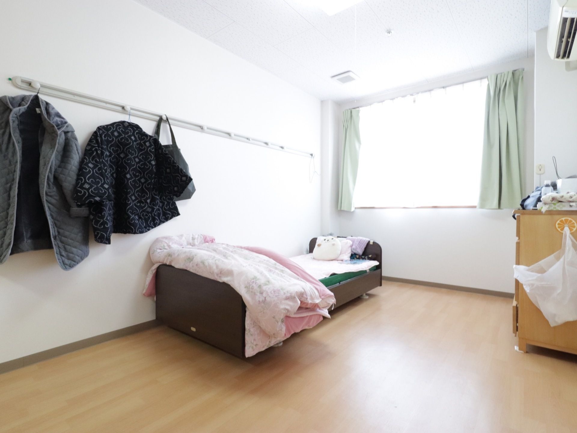 白を基調とした明るく広いバリアフリーの部屋である。エアコン完備で壁にはハンガー掛けが備え付けてある。