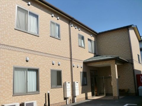 「愛の家グループホーム おおはる」の外観。2階建ての家庭的な雰囲気の建物。