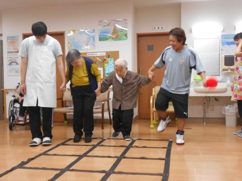 「愛の家グループホーム おおはる」のレクリエーション。ふまねっとのレクリエーションを行ない認知機能の向上を目指している。