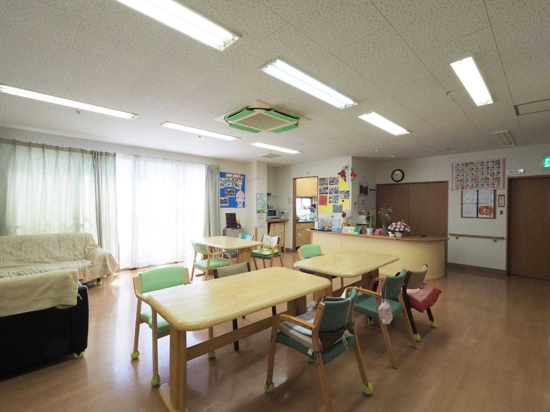 リビングの奥はキッチンになっていて厨房が見える。部屋の隅には電子レンジ等も置かれているので軽食など用意することもできる。