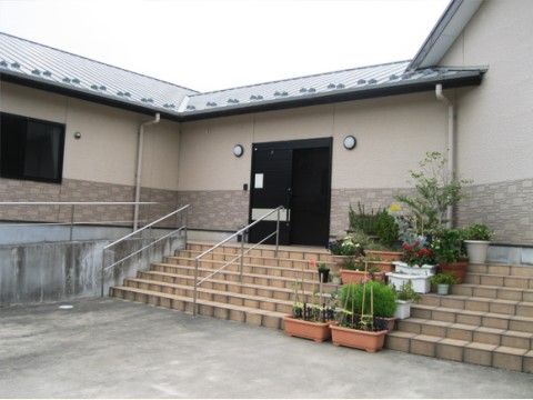 両側に手すりがついていて、プランターも並べられている階段がある玄関前の様子