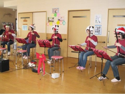 訪問演奏で、季節のイベントにちなんだコスチュームで楽器を演奏している演者達