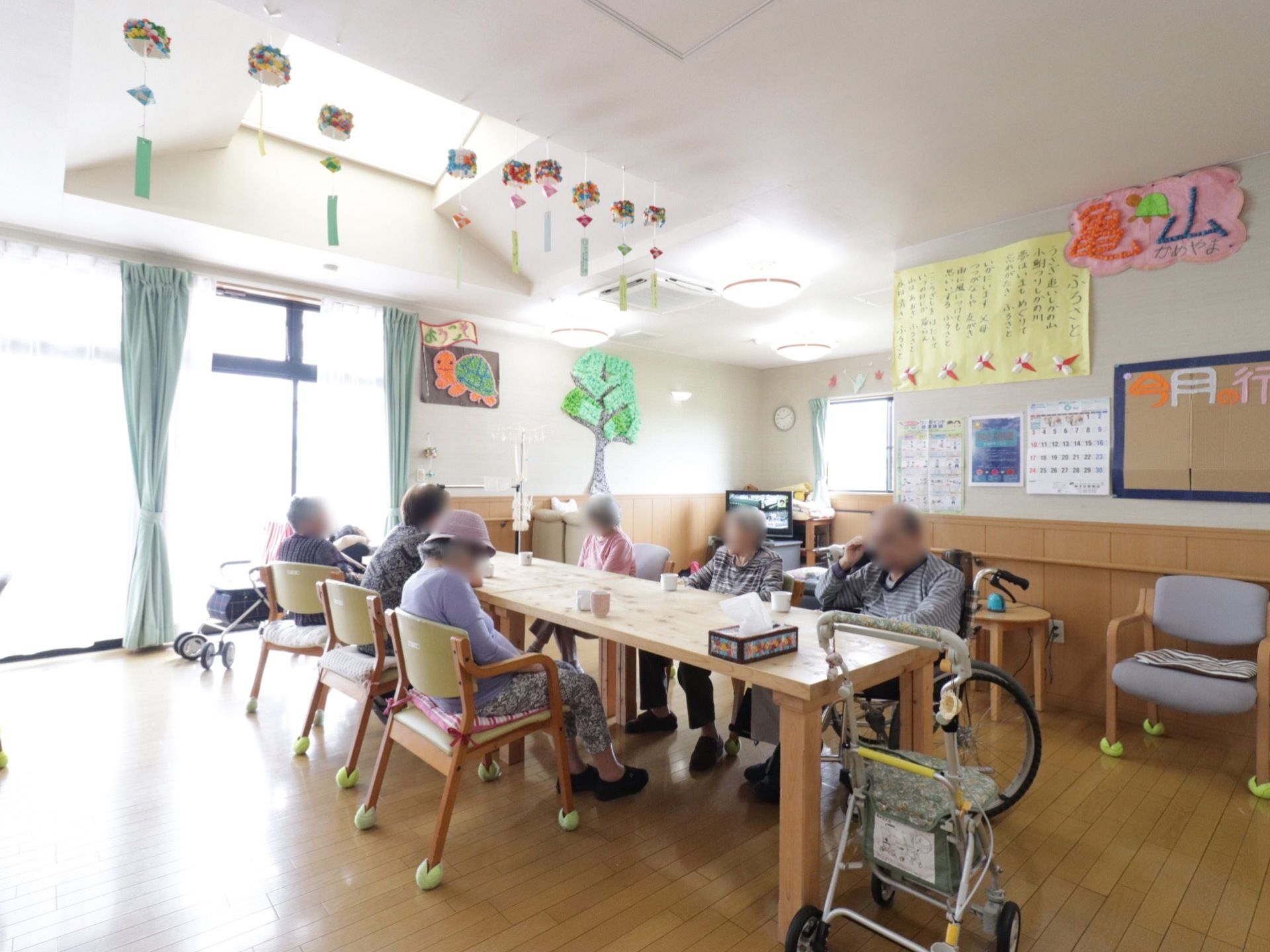 食堂はゆったりとしたスペースが取られていて、床はフローリング張りとなっている。バリアフリーで車椅子も楽に動ける。