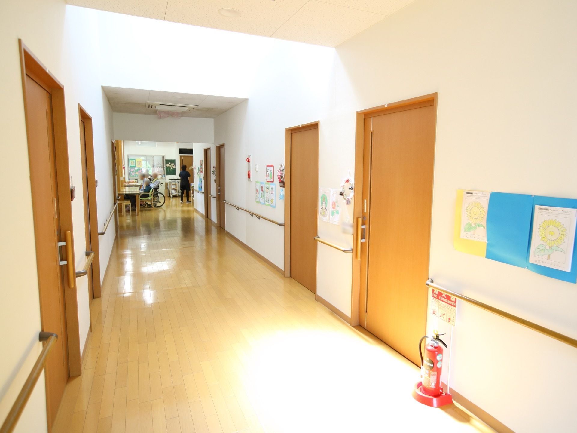 幅の広い通路があり、通路の両側には手すりがある。通路の先には共有スペースがある。