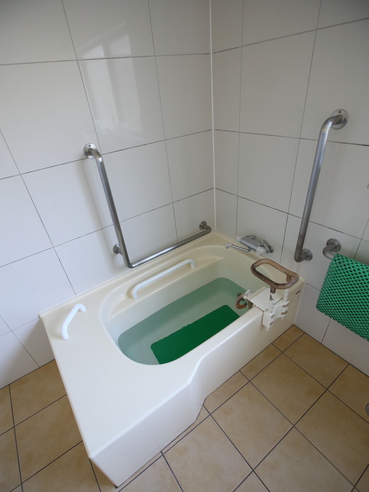 浴室の壁や浴槽には手すりが随所にあり、安心して利用することができる。浴槽内には滑り止めが敷かれている。