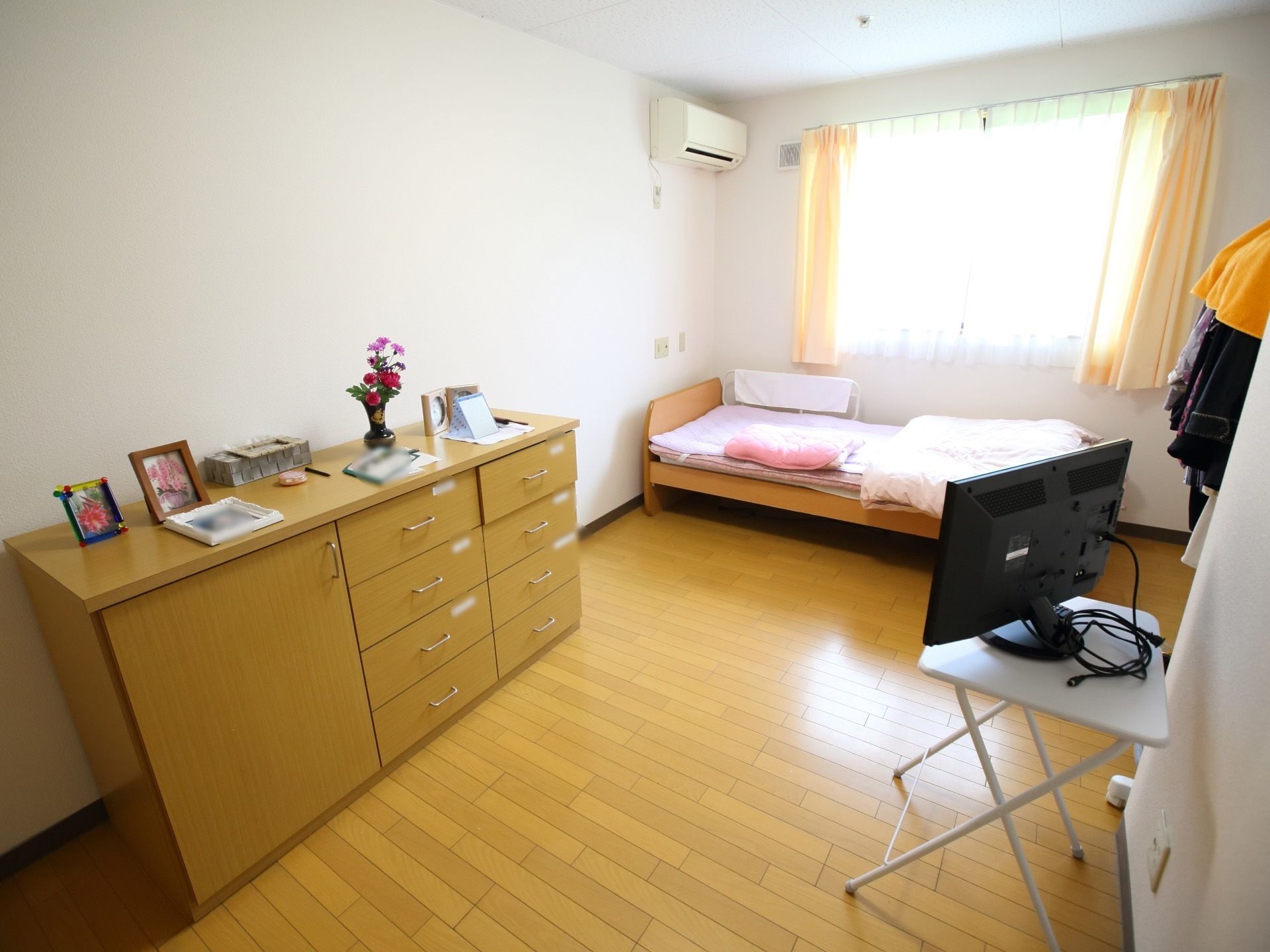 段差のないフローリングで、家具を置いてもゆとりのある広さである。窓が大きく日差しがたくさん部屋に入る。