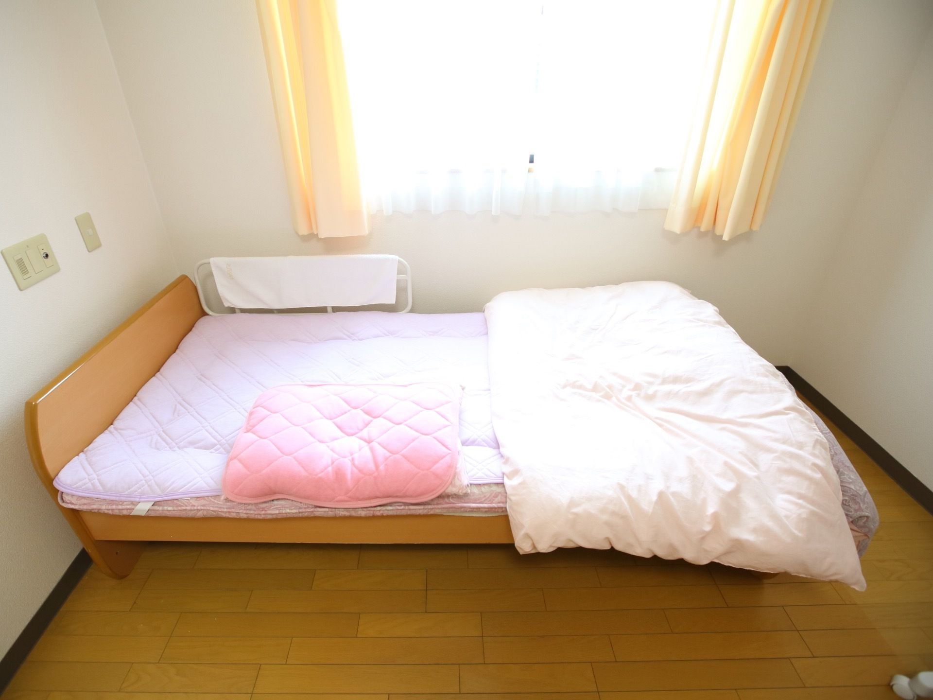 居室の窓は大きく日差しがたっぷり室内に入ってくる。ベッドが窓際に置かれているので、布団を干さなくても日光を当てることができる。