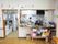 台所ではスタッフ２名が作業を行なっている。広々とした造りで、ゆったりと調理を行うことができる。たくさんの調理器具や道具が揃っている。