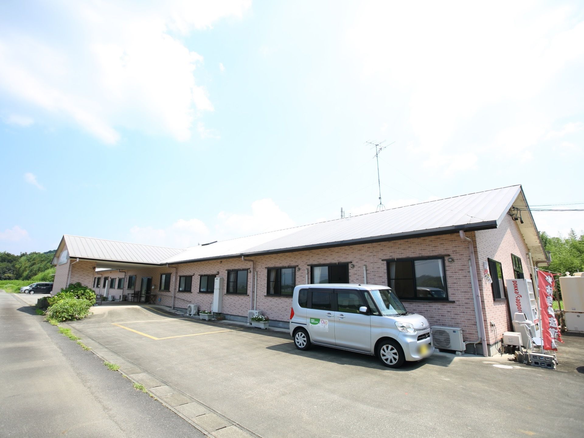 施設は平屋建ての建物である。エントランスに屋根付きの車寄せが設けられており、自販機が建物側に設置されている。