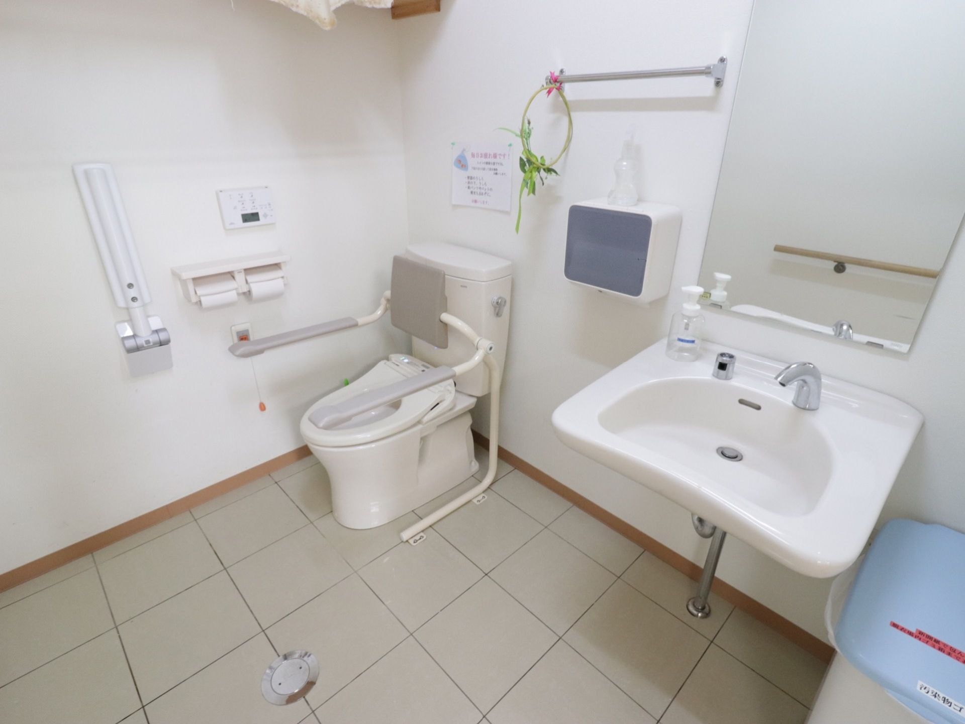 トイレはホワイト系で統一されていて明るく清潔感がある。ゆったり広々としているので車椅子でも利用しやすい。