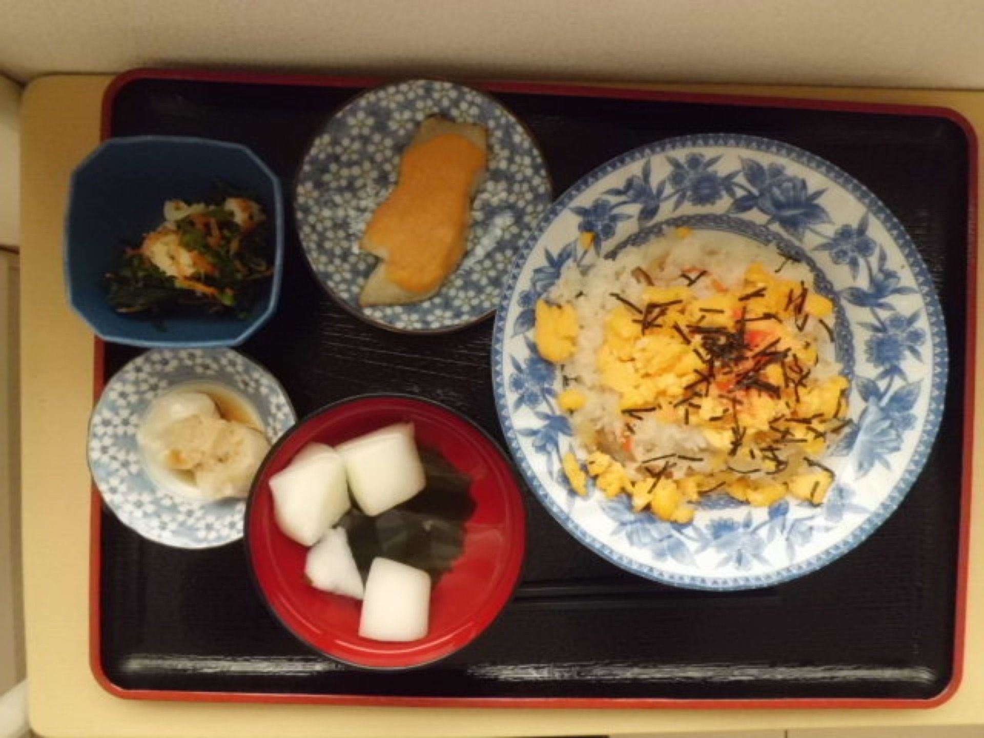 ちらし寿司や焼き魚、小鉢などがトレーに並べられており、色鮮やかで目で見ても楽しめる。さまざまなメニューが豊富に用意されている。