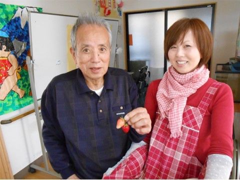 女性スタッフと一緒に写真に収まっている男性入居者様