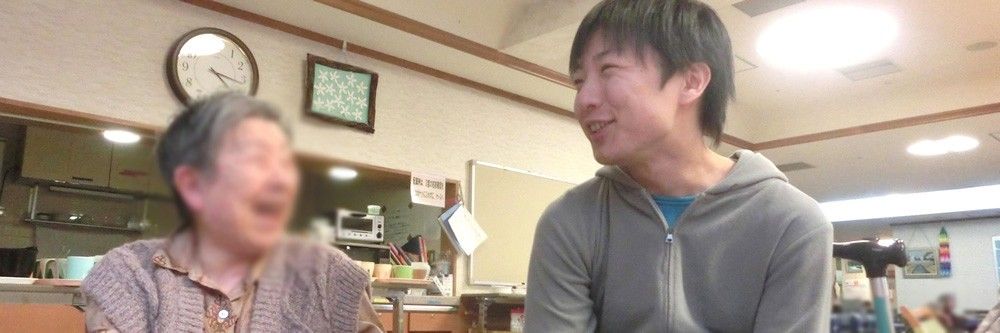 笑顔で会話する二人