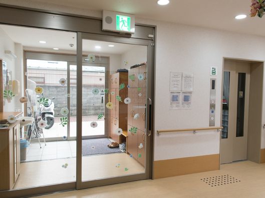 玄関とエレベーター