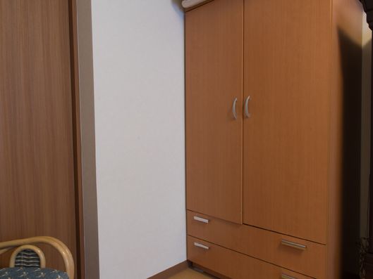 個室に設置された洋服ダンス