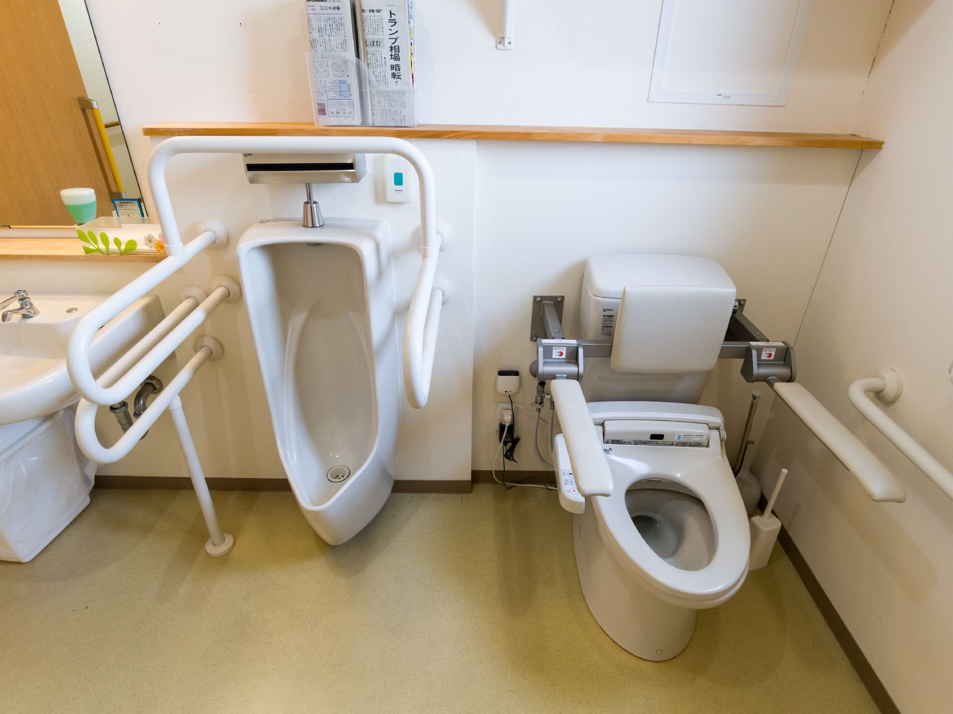 カーテンが下がった窓のある食堂には、ダイニングテーブル、椅子があるほか、テレビがおいてあるので、入居者がテレビを見て楽しむことができる。