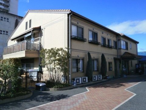 西洋の雰囲気が漂う2階建ての建物である。施設周辺に木が生い茂っていて、自然を楽しむことができる。2階にバルコニーがある。