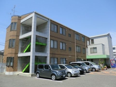敷地内に駐車スペースがあり、多くの車が停まっている施設