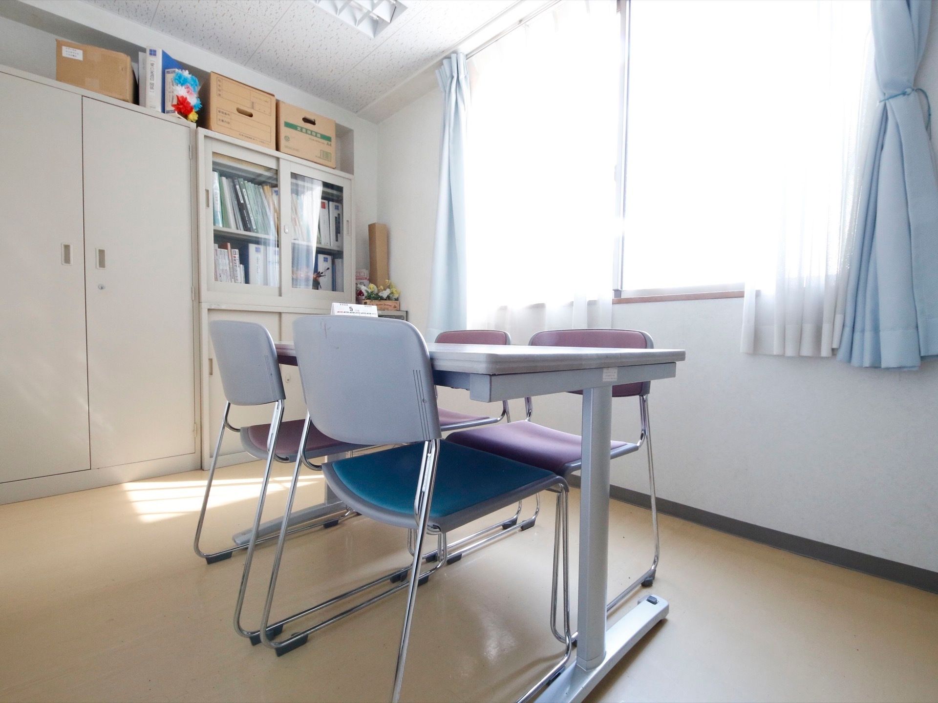 ご家族様と入居などについて面談する部屋は、介護に関する資料も完備しており、スムーズな打ち合わせが可能である。