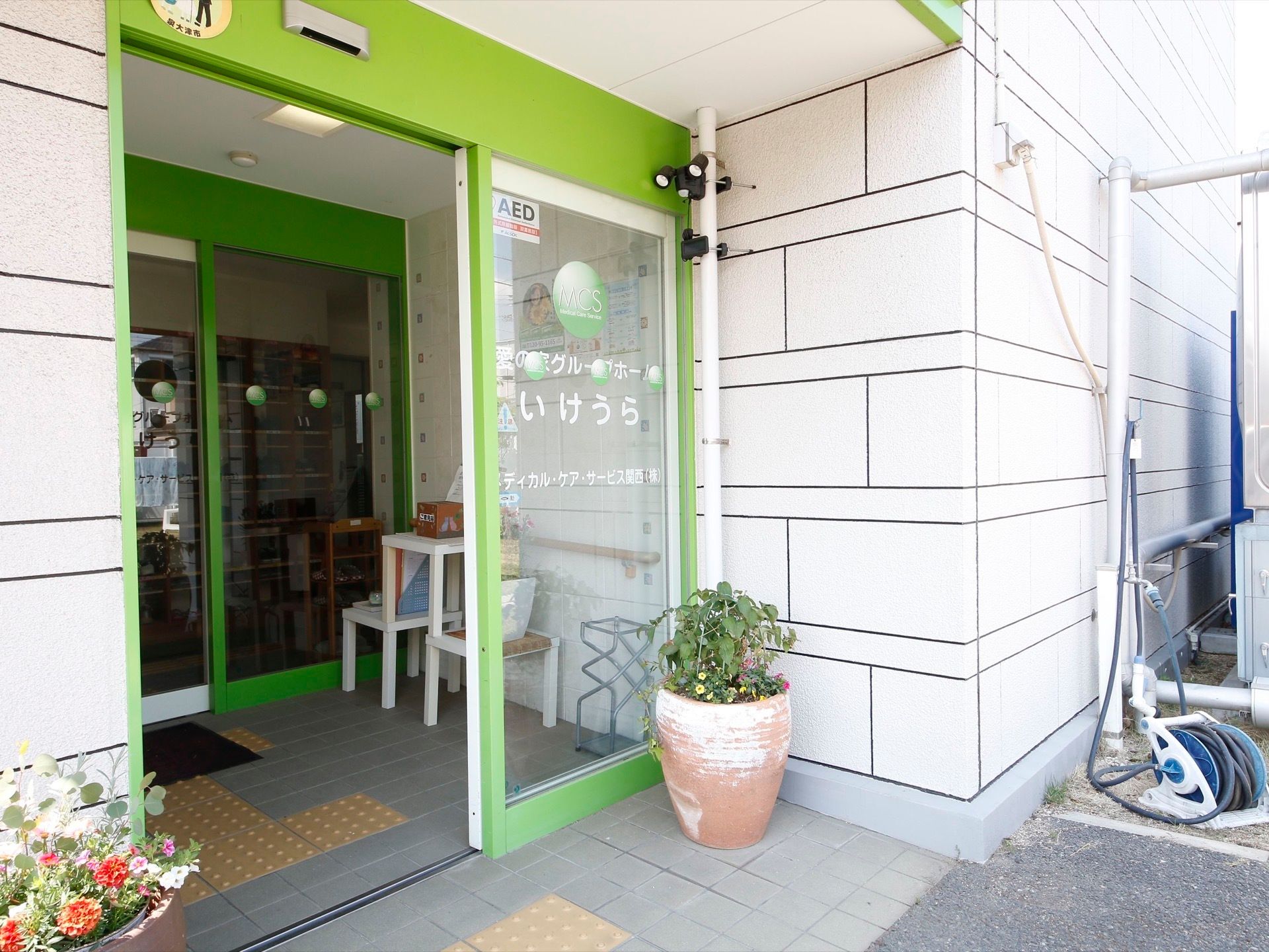 出入り口は二重の自動ドアになっており、両壁に手すりが配置されている。足元に段差はなく、点字ブロックや泥除けのマットが敷かれている。