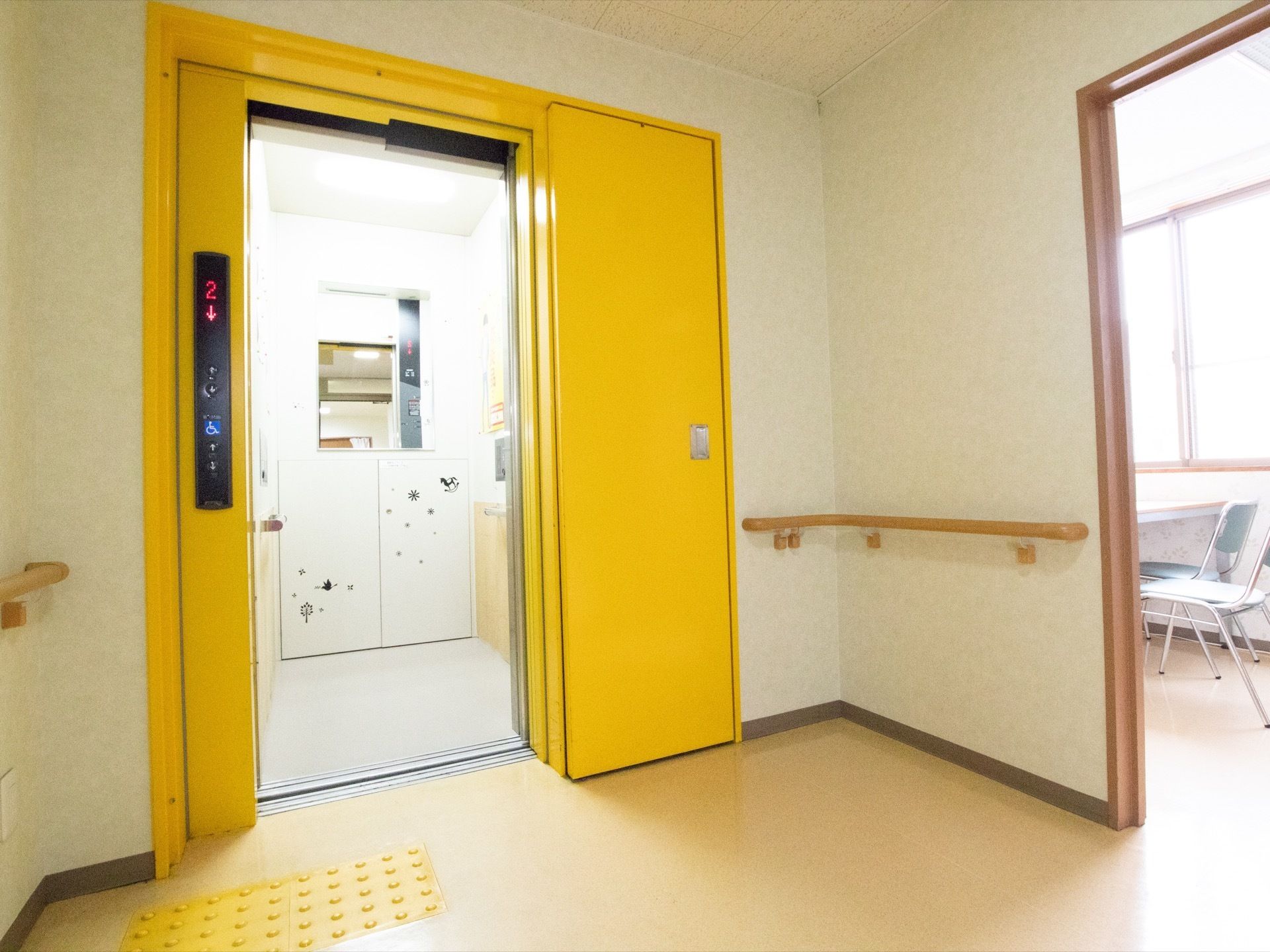 上下階へはエレベーターを利用し、安全に移動することができる。エレベーター内に鏡があり、安全に車椅子での出入りができる。