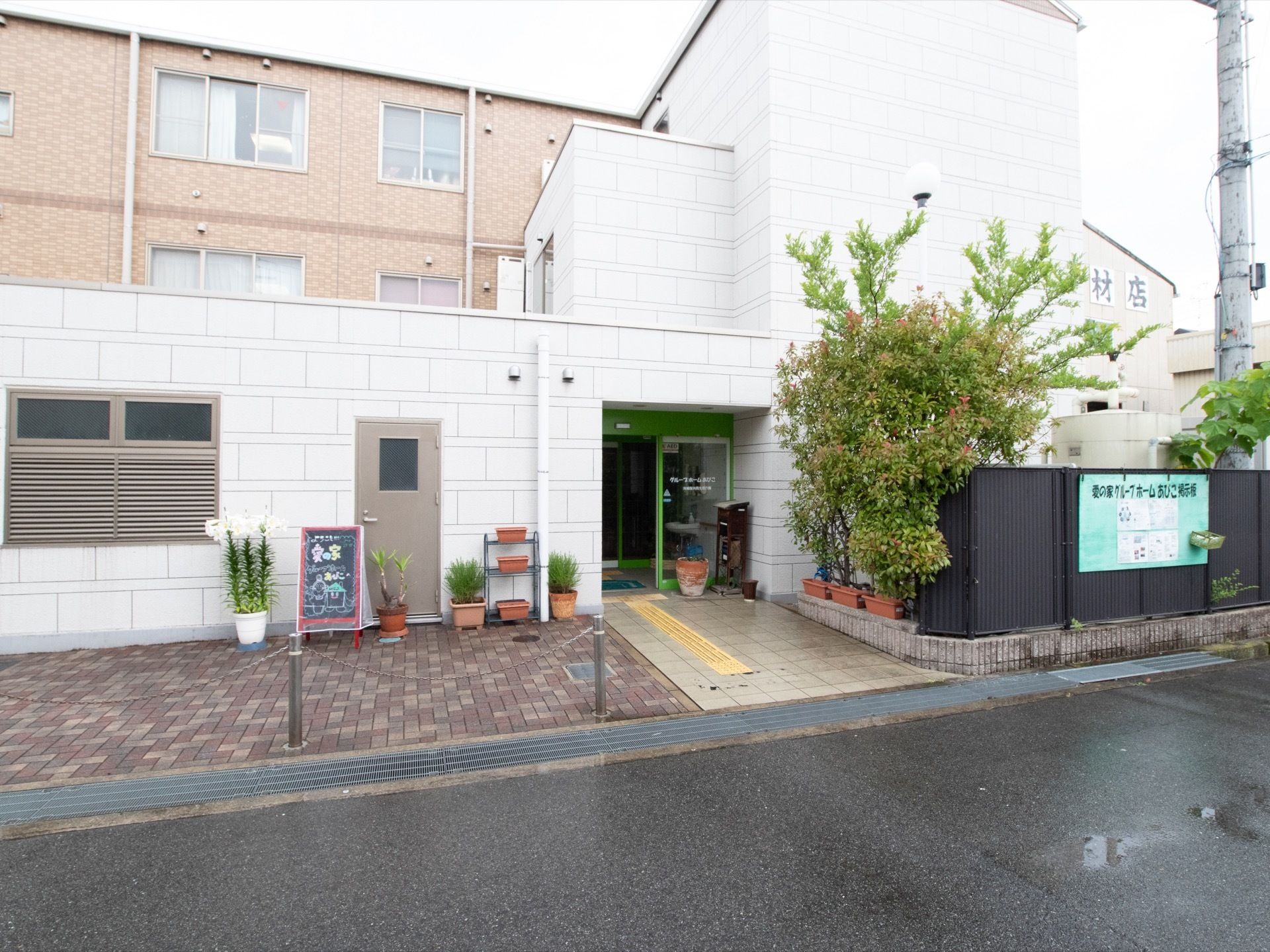 風よけ室があり、雨の日でも落ち着いて外出の準備が行える。バリアフリー構造のため、ストレスなく移動することができる。