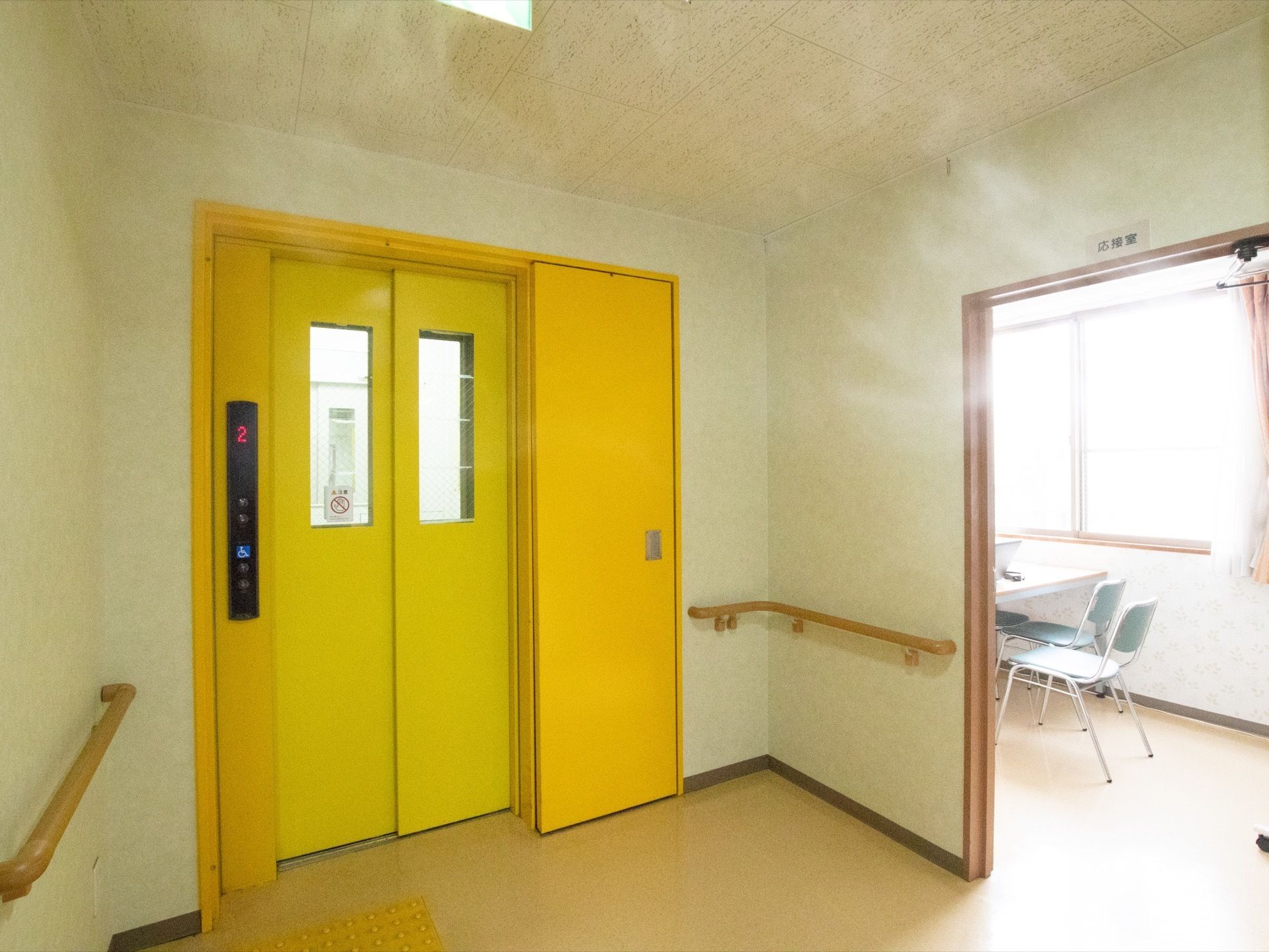 エレベーター横には応接室がある。健康面や生活面などの不安な事柄を、気兼ねなく相談できるスペースを設けている。