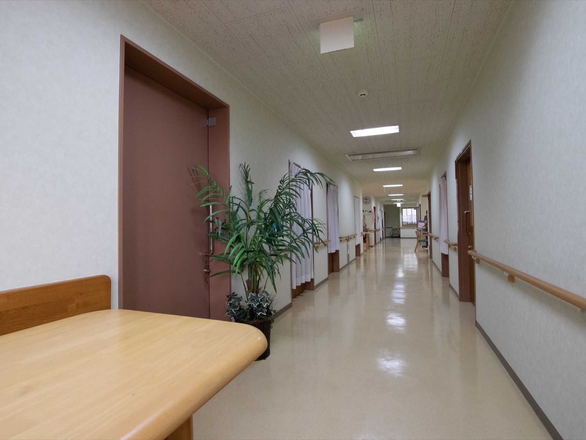 手すりを設置した通路は、常に整理整頓を心がけ、避難経路の確保に努めている。空調設備を完備し、熱射病やヒートショックを防いでいる。