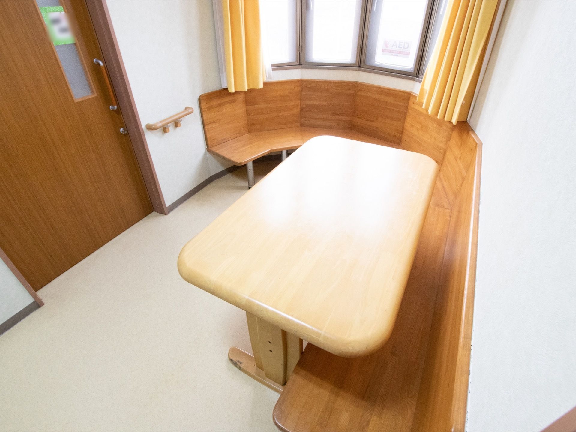 通路奥のスペースには、机や椅子を設置している。窓がある明るい場所で、読書やお茶を楽しむことができる。
