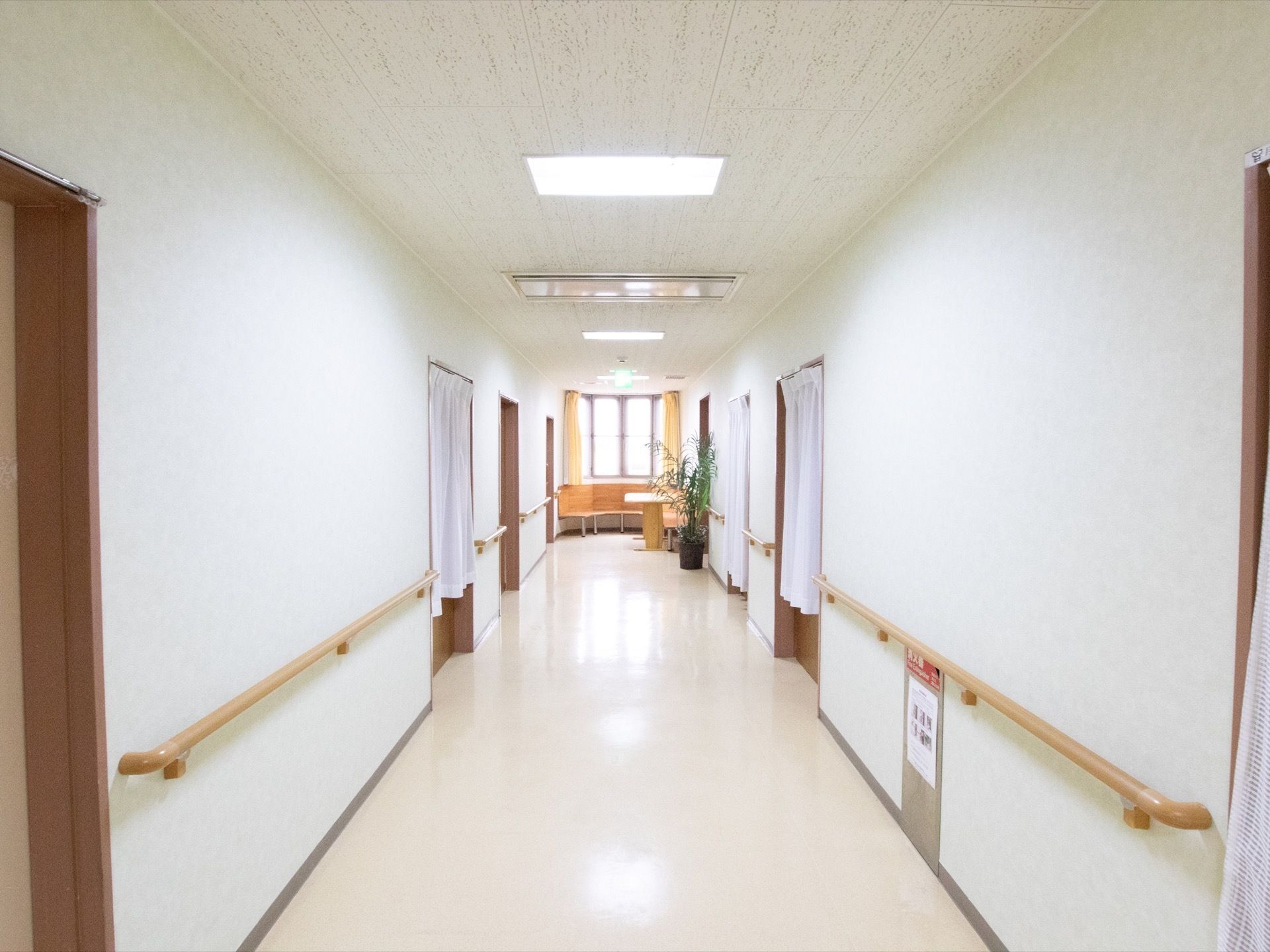 万一の火災に備え、火災器具を備えている。広い通路は車椅子と歩行者の接触が防ぐことができ、安全に利用できる。