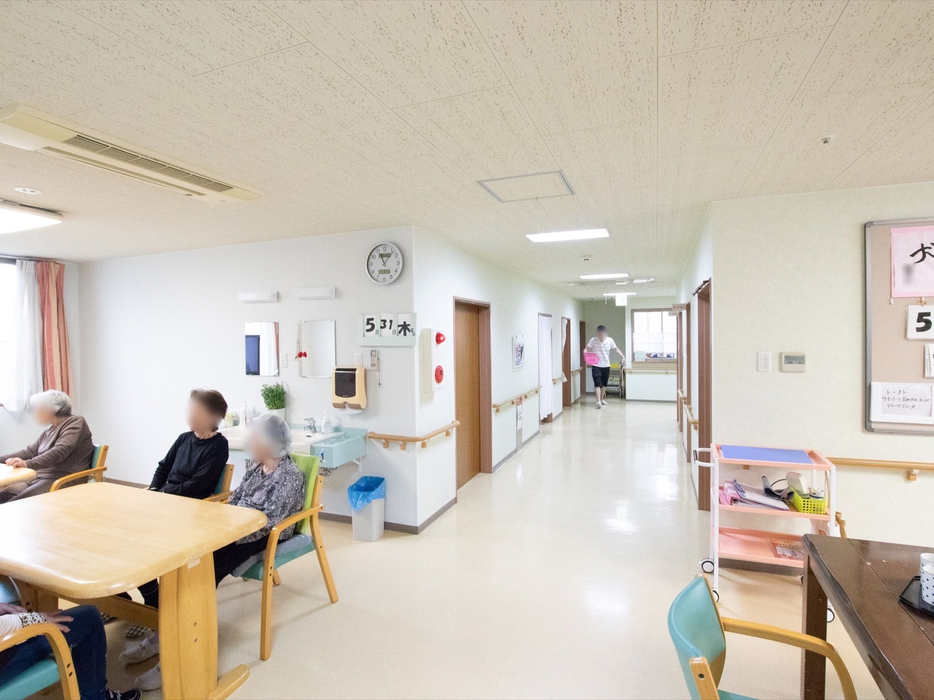 光の差し込む明るい空間が広がっている。居室前の通路を真っすぐ歩いたところに、自由に過ごせる共用スペースがある。