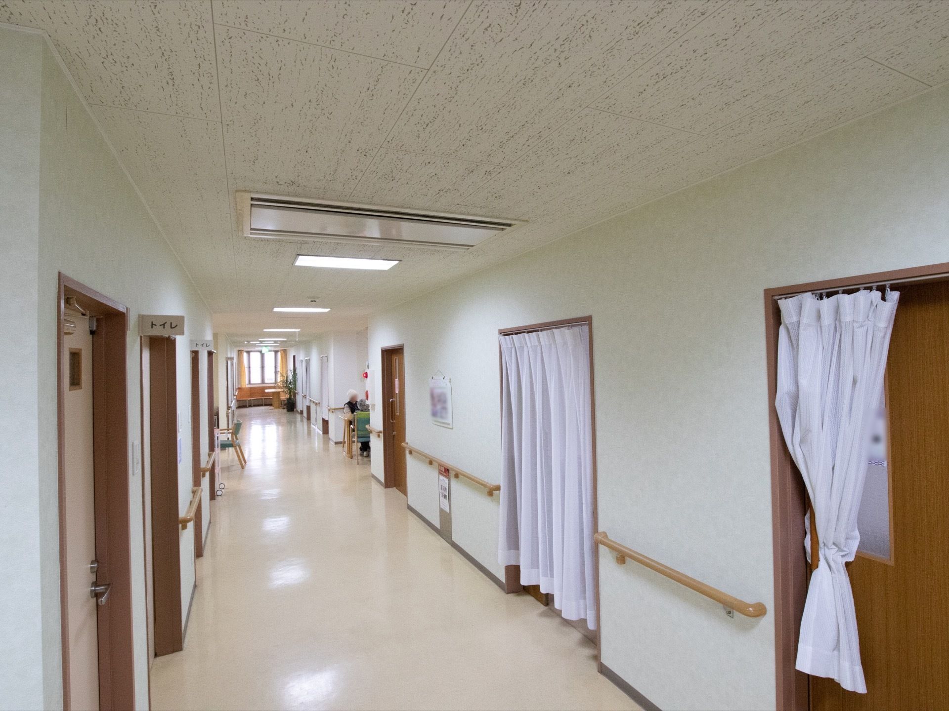 広く真っすぐ続く通路で開放感がある。天井には空調設備が備え付けられており、快適な室温を保つことができる。