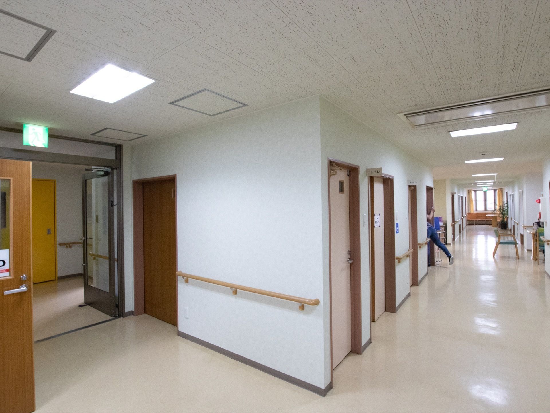 通路の曲がり角にも手すりを完備しており、入居者様の動作をサポートする。扉の開口部も広く、障害物のない空間を確保している。