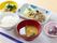 入居者様の健康を考慮したメニューが提供される。かわいらしい食器に料理が丁寧に盛り付けられており、食欲をそそる。
