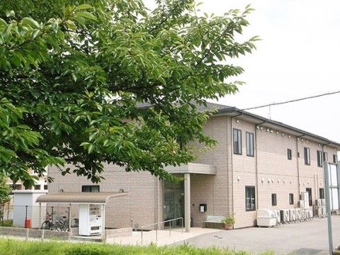 自然あふれる場所に建つホームである。施設周辺には公園もあり、散歩にも利用できて便利。ここちよい風を感じることができる。