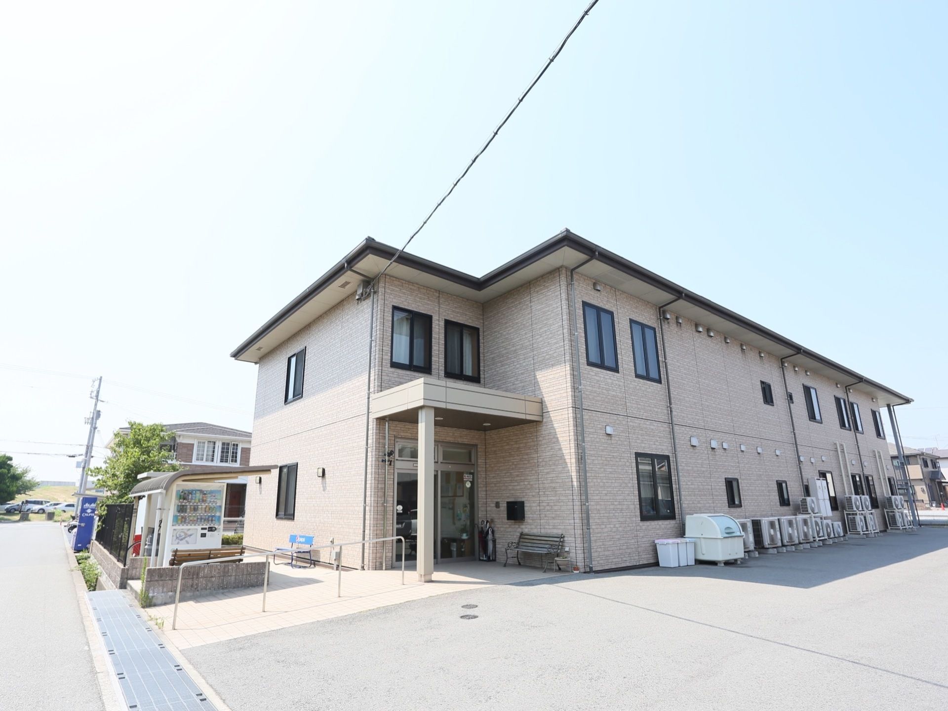 建物は二階建てで、駐輪場や駐車場がある。出入口の近くには自動販売機もある。ゴミ箱をいくつか外に設置し、公衆衛生と環境に配慮している。